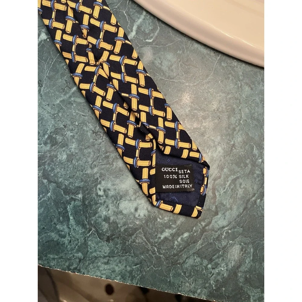 GUCCI Necktie Tie Navy Yellow All over chain pattern Made in Italy 100% Silk
